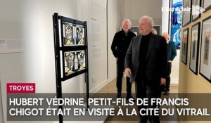 Hubert Védrine, petit-fils de Francis Chigot était en visite à la Cité du vitrail