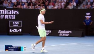 Mené deux sets à rien, Medvedev a renversé Zverev : le résumé du match en vidéo