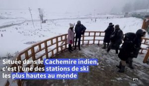 Cachemire indien: la neige recouvre enfin les pistes de la station de ski Gulmarg