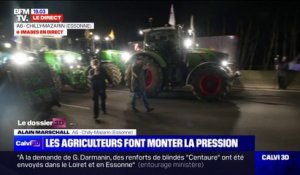 Blocage de l'A6: des agriculteurs avancent avec leurs tracteurs au contact des blindés des forces de l'ordre