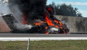 États-Unis : un jet privé se crashe sur une autoroute en Floride et prend feu
