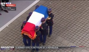 Hommage à Robert Badinter: le cercueil entre sur la place Vendôme sous les applaudissements du public