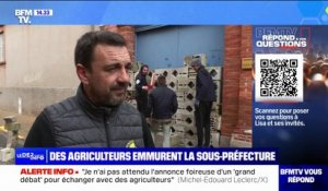 Agriculteurs en colère: la porte de la sous-préfecture de Castelsarrasin, dans le Tarn-et-Garonne, emmurée par les manifestants