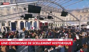 IVG dans la Constitution - Revoir l’interprétation de la Marseillaise revisitée par Catherine Ringer lors de la cérémonie de scellement: "Aux armes citoyennes" - VIDEO