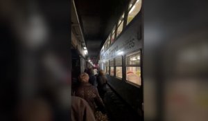 RER C : des passagers descendent sur les voies après avoir été bloqués près de deux heures dans un train