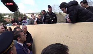 «Calmez vos petits CRS» : Emmanuel Macron interpellé par un jeune à La Castellane (vidéo)