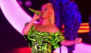 Katy Perry chante son tube "Harleys in Hawaii" en live