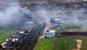 De la fumée s'échappe d'un véhicule, des colons attaquent un village en Cisjordanie