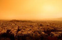 Le ciel d'Athènes vire à l'orange à cause d'épais nuages du Sahara