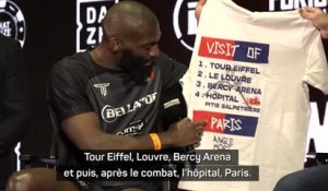 Bellator Paris - Quand Doumbè tente d'offrir un t-shirt personnalisé à Willis