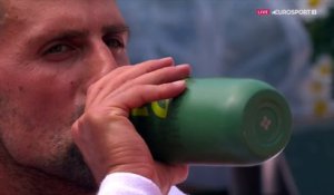 "Tout ça est bizarre" : Djokovic à nouveau pris de tremblements