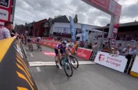 Cyclisme - Ethias Tour de Wallonie 2024 - Corbin Strong remporte la 2e étape et nouveau leader, Emilien Jeannière et Paul Penhoët sur le podium