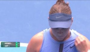 Pékin - Anisimova surclasse Gauff