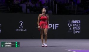 Finales WTA - Sabalenka s'en sort contre Anisimova et rallie la finale