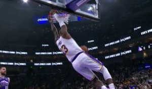 Lakers - LeBron s'envole pour un dunk spectaculaire