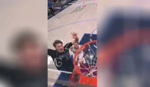 Mavericks - Quand Cooper Flagg s'envole et claque un dunk sur Spencer Jones !