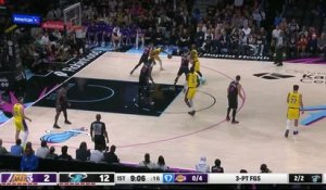 Lakers - Le dunk de LeBron James pour son 1611e match en NBA, record égalé