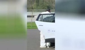 Bleus - Lucas Hernandez bloqué dans la voiture !