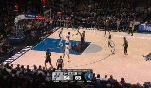 Timberwolves - Shannon Jr feinte Wemby et claque un dunk