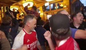 Arsenal - L'explosion de joie des fans des Gunners dans un bar londonien