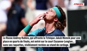 Quand Andrey Rublev entre sur le court sans ses raquettes avant son match face à Jakub Mensik - Tennis - Roland-Garros
