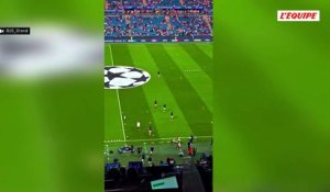 Mattéo Guendouzi adresse un doigt d'honneur aux supporters lyonnais avant OL-Fenerbahçe - Foot - Ligue des champions - Fenerbahçe