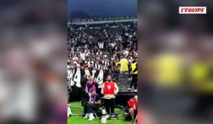 Un enfant pris à partie puis escorté par la police pour avoir reçu le maillot de Neymar, lors du match entre le Corinthians et Santos - Foot - Brésil