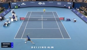 Pékin - Medvedev écarte Struff et rallie les quarts