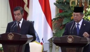 Fillon répond à la presse à Jakarta