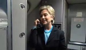A bord d`Hil Force One, Clinton amuse la presse en jouant