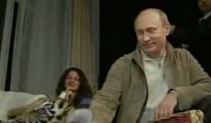 Vladimir Poutine caresse son bébé tigre