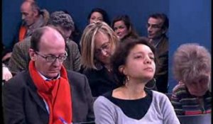 Luc CHATEL répond aux journalistes français et étrangers