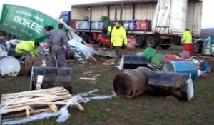 Beauvaisis : le camion perd 120 futs dans un champ