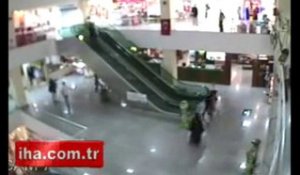 Un garçon de 4 ans survit à une chute d'un escalator