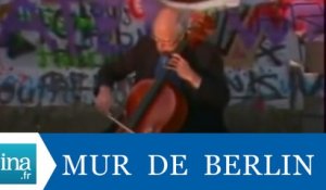 Mstislav Rostropovich joue devant le Mur de Berlin - Archive INA
