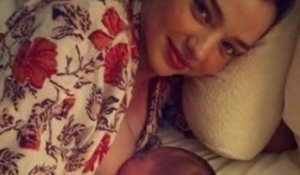 Miranda pose avec son bébé