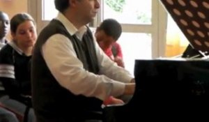 Méru : le pianiste Dimitris Saroglou offre un concert privé au collège du Thelle