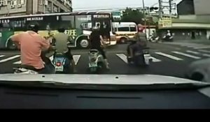 Mère en scooter aide un vieil homme à traverser la route