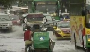 Nesat, un puissant typhon, sème le chaos aux Philippines