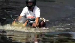 Thaïlande : il conduit sa moto immergée dans l'eau