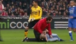 Le gardien Esteban (AZ Alkmaar) se fait agresser par un supporter