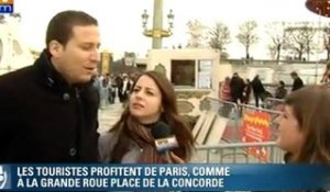 Les touristes profitent des vacances de Noël pour visiter Paris