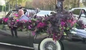 Lady Gaga monte dans une ASTON MARTIN LAGONDA Cabriolet de 1955 pour aller faire la promotion de son parfum à Paris