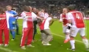 Les joueurs de l'Ajax se battent avec le champagne