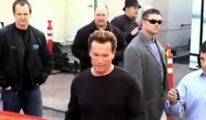 Arnold Schwarzenegger montre sa nouvelle voiture à Sylvester Stallone