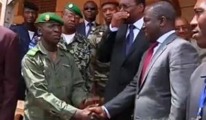 Le président intérimaire du Mali frappé par des...