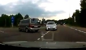 Violent crash de face en voiture