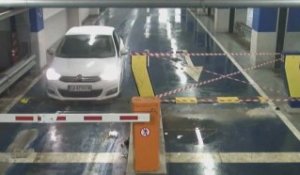 Femme au volant fonce dans la barrière de parking