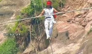Le funambule Aisikaier chute de 250 mètres et survit