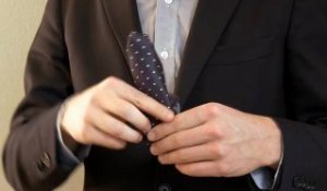 Plier une pochette pour costume - cravate : faire un pli bouffant